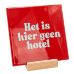 Teksttegel het is hier geen hotel